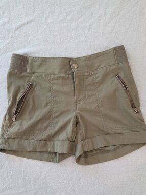 Athleta Olive Zip-Pocket Cuffed Women's Shorts